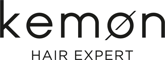 Schriftzug „Kemøn“ in Schwarz auf weißem Hintergrund, Logo-Ausschnitt